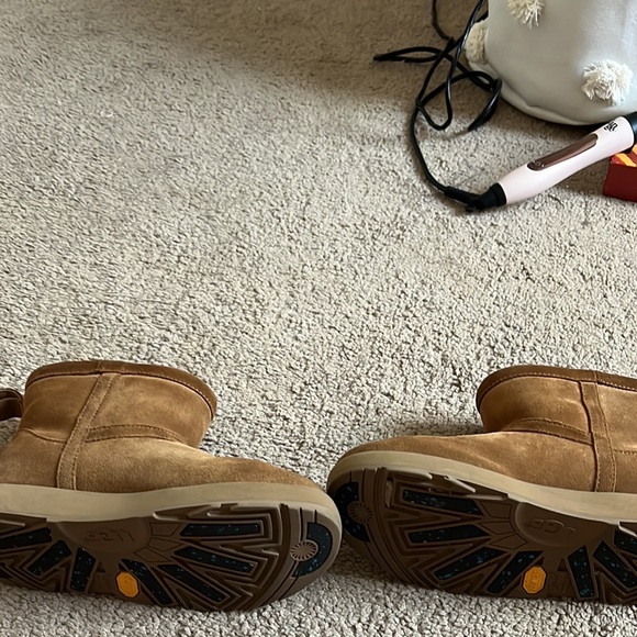 UGGS short - Picture 2 of 4